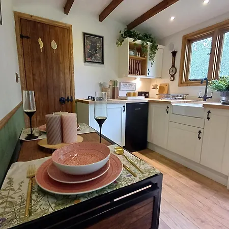 Luxury With Hot Tub Near - Adults Only York